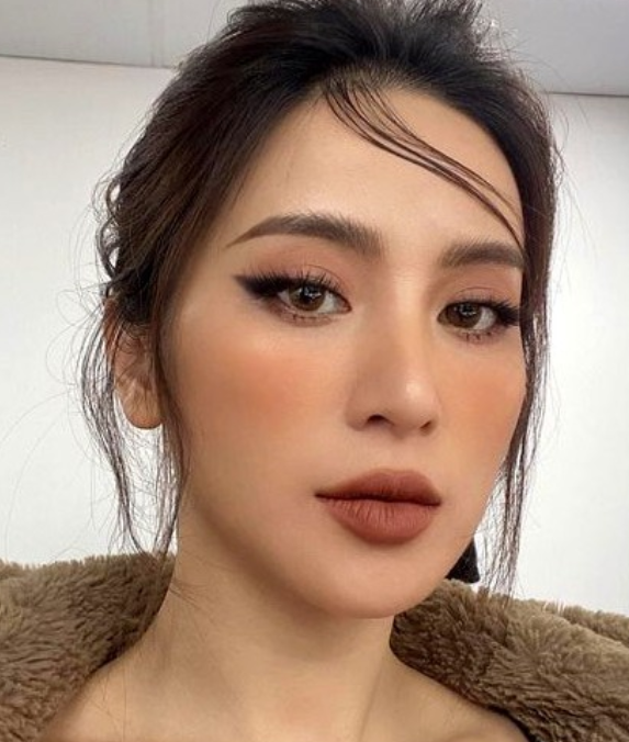 makeup tone tây
